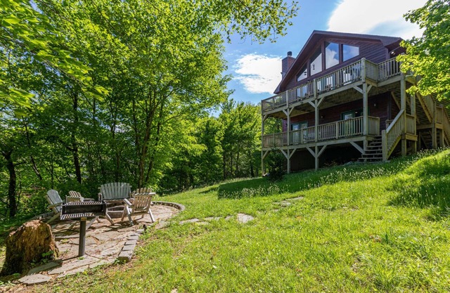 Bearadise Cabin- Pet Friendly, Great Views, Firepit and Yard on Sugar Mountain, 2 Car Garage!