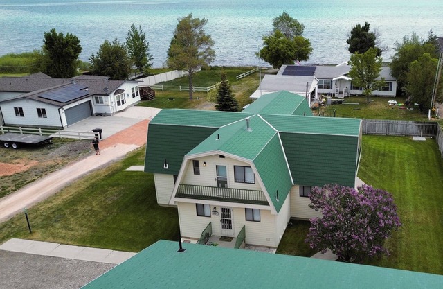 Bearfoot Cottage right on the lake, large lawn and deck, sleeps 19, parks 7