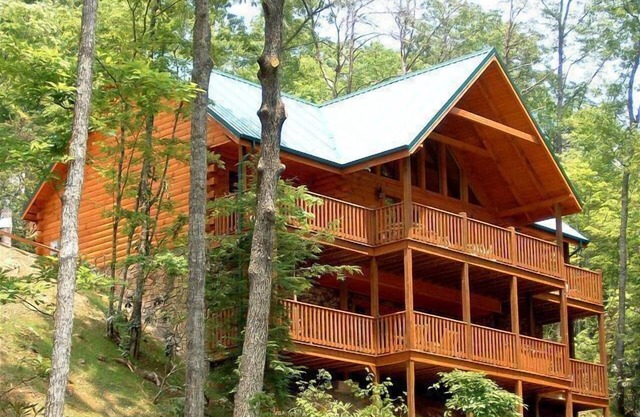 BEARLY BELIEVABLE - 5 Bedroom - Sleeps 20 - Mountain Views!