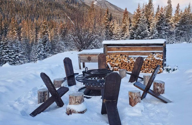 Bears Den, Log Cabin, Remote, Off Grid Wilderness location, adj Jasper Nat Park