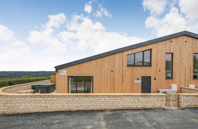 BEARS COURT BARN 1, pet friendly in Bourton-On-The-Water