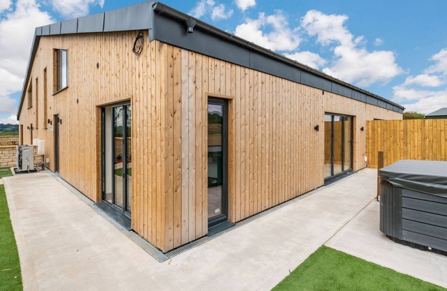 BEARS COURT BARN 2, pet friendly in Bourton-On-The-Water
