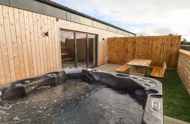 BEARS COURT BARN 4, pet friendly in Bourton-On-The-Water