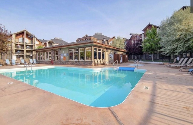 Bears Den, sleeps 6, lakefront, amazing location, sun deck overlooking pool/lake