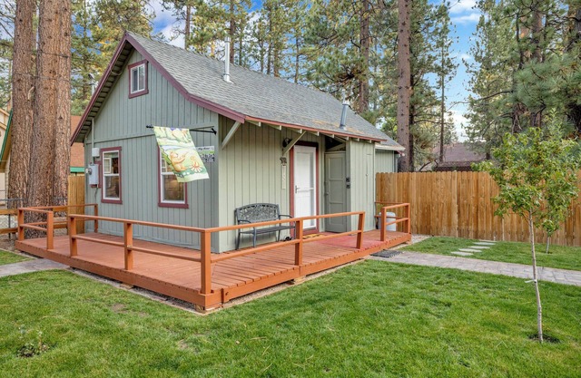 Beary Cozy Cabin w/Hot Tub- Walk to Lake Couple's Cottage