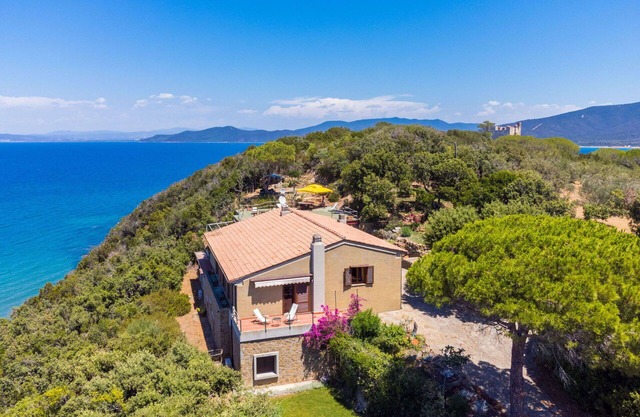 Beautiful private villa for 12 people with WIFI, A/C, TV, terrace, pets allowed and parking