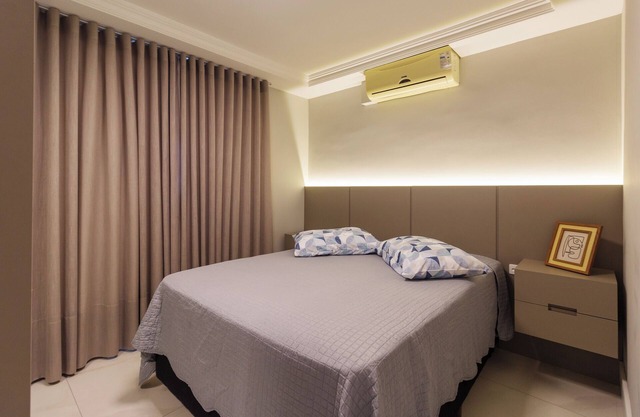 Beautiful, cozy , renovated apartment blocks from the Botanical Garden.