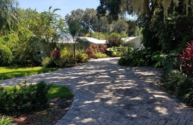 Beautiful Lake Front cottage w/heated pool & Hot Tub, 23 miles from Disney