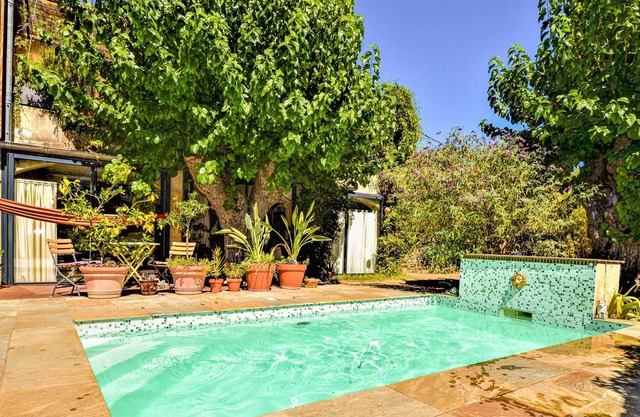 Beautiful rustic cottage near Uzès with pool and magnificent garden.