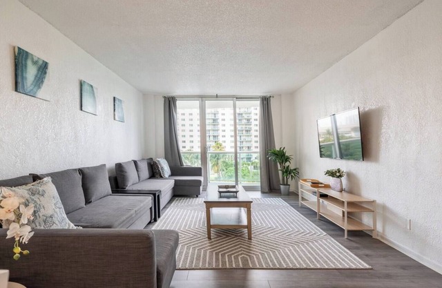 Beautiful 1 bedroom apartment fully furnished steps away from the beach