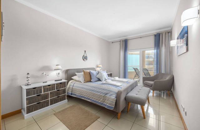 Beautiful 1 bedroom apartment with pool and sea views