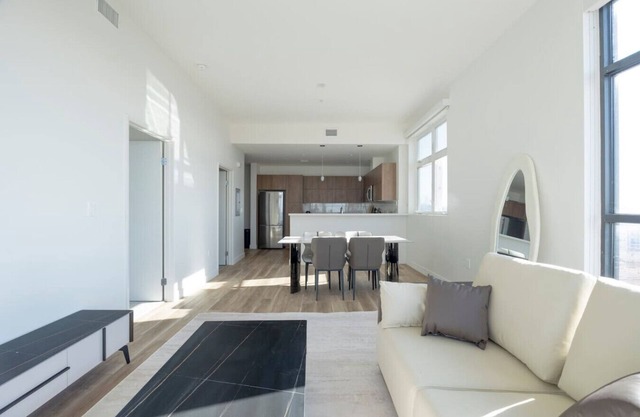 Beautiful 1BR in K-town w/Balcony (ID113)