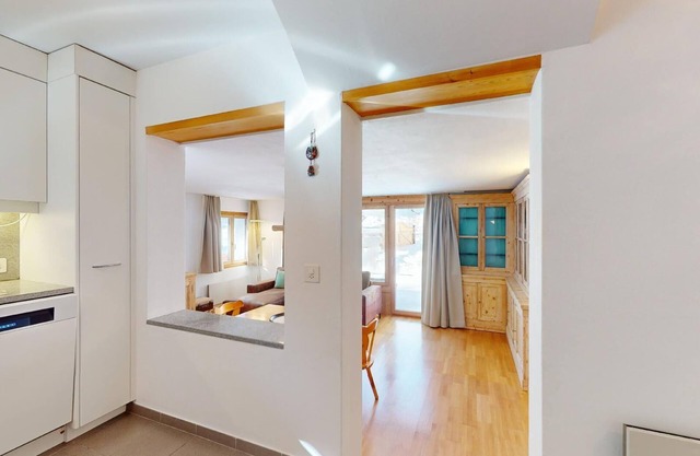 Beautiful 2 1/2-room apartment on the ground floor with private terrace.