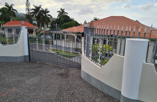 Beautiful 2-Bed Apartment in Montego Bay