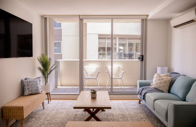 Beautiful 2-Bedroom Apartment in Port Melbourne