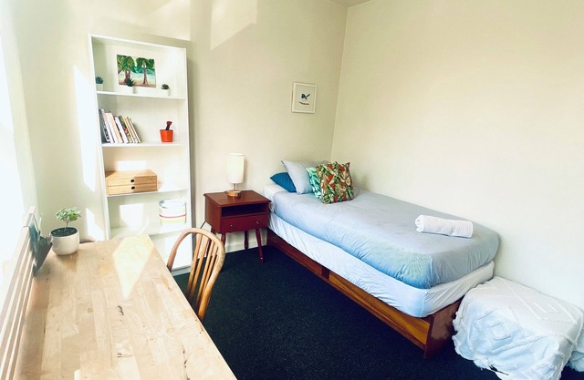 Beautiful 2-bedroom apartment in leafy neighbourhood next to Melbourne Uni