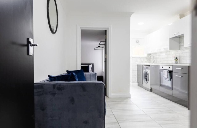 Beautiful 2 Bedroom Apartment Near City Centre