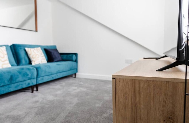 Beautiful 2 Bedroom Apartment Near City Centre