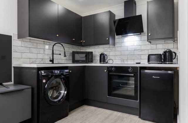 Beautiful 2 Bedroom Apartment Near City Centre