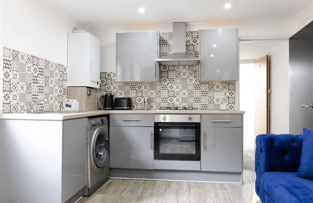 Beautiful 2 Bedroom Apartment Near City Centre