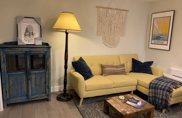 Beautiful 2 bedroom garden suite in Vancouver