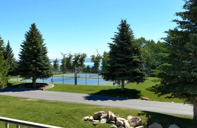 Beautiful 2 Bedroom Tennis View Condo 201