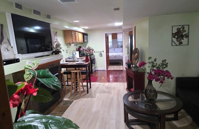 Beautiful 2-BR Apt Sleeps 5 Fabulous Location Historic Street Family-friendly