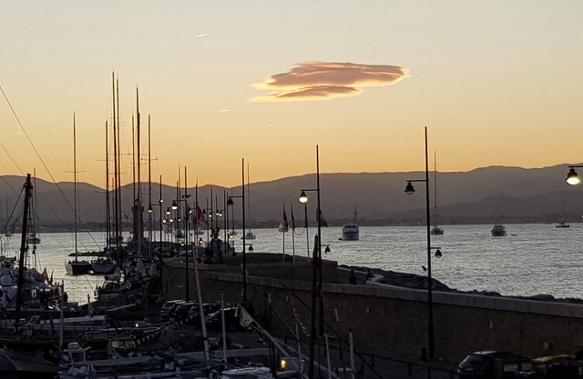 Beautiful 2 room apartment with beams overlooking St Tropez old port, parking.