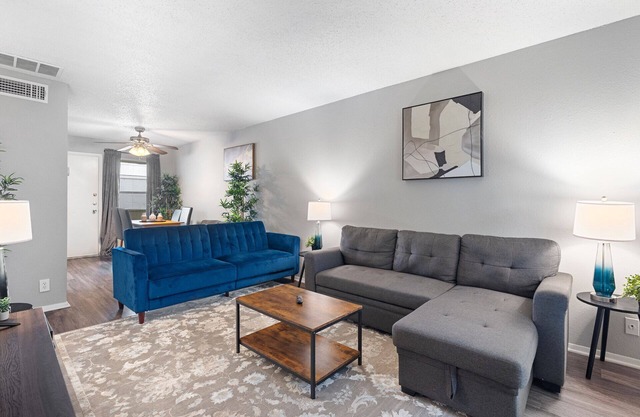 Beautiful 2BR/1BA in Hydepark 3687