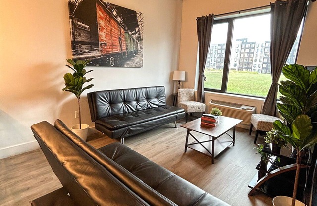 Beautiful 2BR Next to Airport 1984