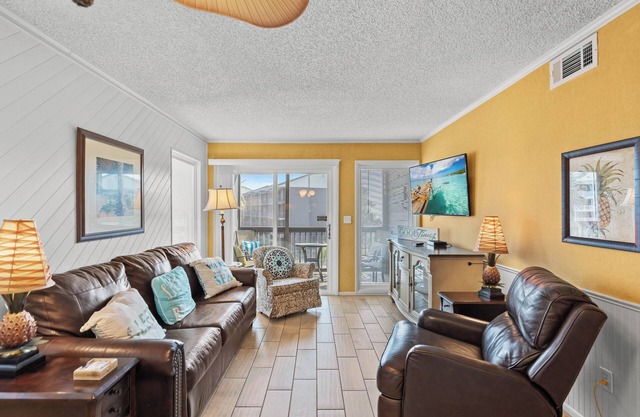 Beautiful 2nd Row Condo + Free Attraction Tickets!