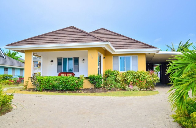 Beautiful 3 Bdrm, 2bth with ocean view sleeps 6