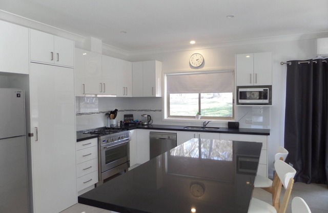 Beautiful 3 bedroom cottage on 25 acres with visiting native birds & wildlife