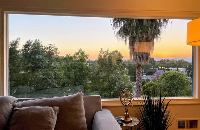 Beautiful 3 Bedroom with Gorgeous View & Backyard