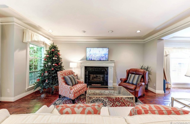 Beautiful 3600 sq ft Home in Dunbar: Perfect Location, Two King Beds, large Yard