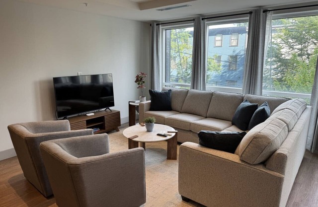 Beautiful 3Bed/2Bath w/parking