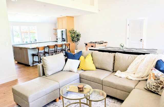 Beautiful 4-bedroom home - near Barton Springs, Downtown, SoCo, Rainey St