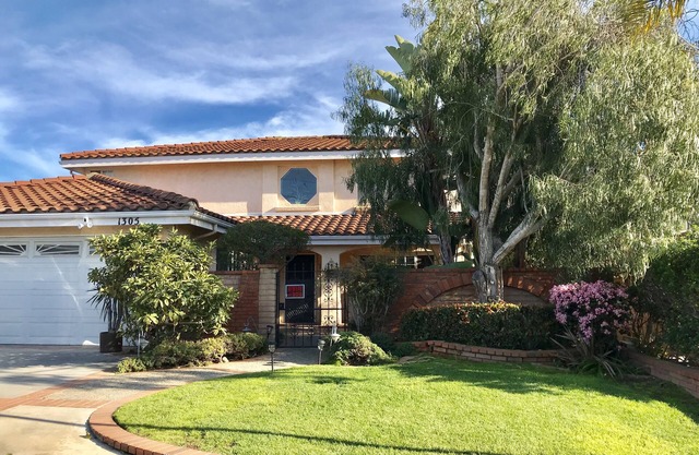 Beautiful 4bed/3ba beach home 0.9 miles from the beach and 5 min to the lagoon.