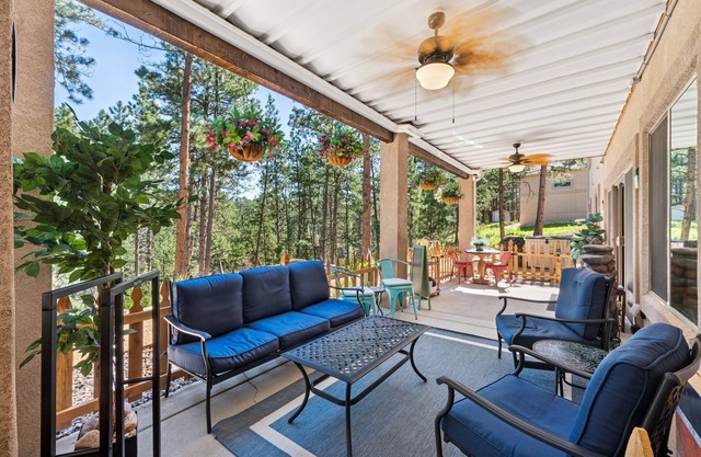Beautiful 4br, 2 ba on 5 ac. Pvt patio, hot tub & pool table, 10 min fr USAFA