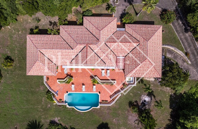 Beautiful 5 bed-rooms Villa at Terres Basses