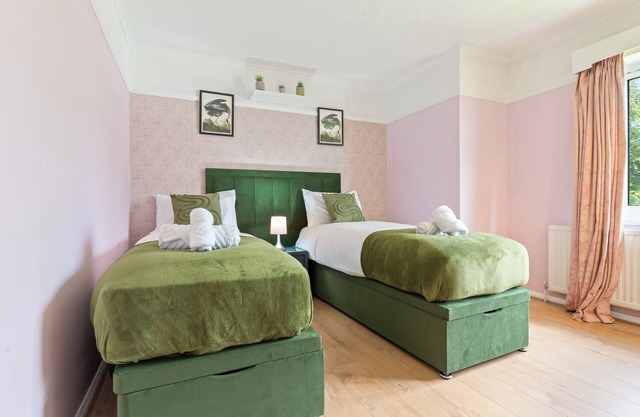 Beautiful 5 Bedroom House with free parking,penn rd