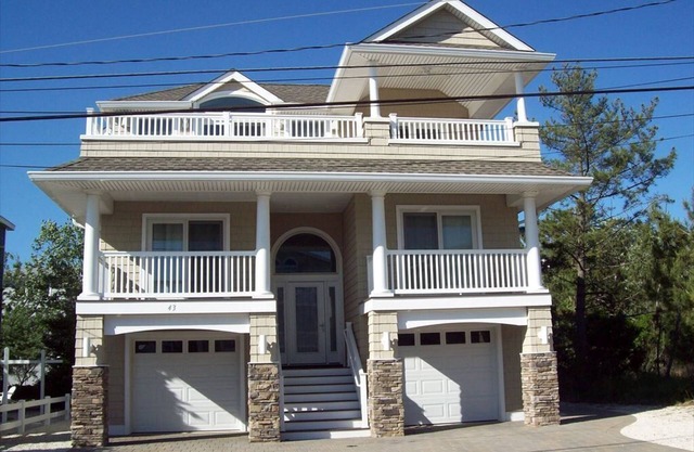 BEAUTIFUL 5 BEDROOM ON THE OCEANSIDE OF SURF CITY