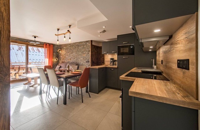 Beautiful 6-person top of the range flat with two sunny terraces in the heart of the village