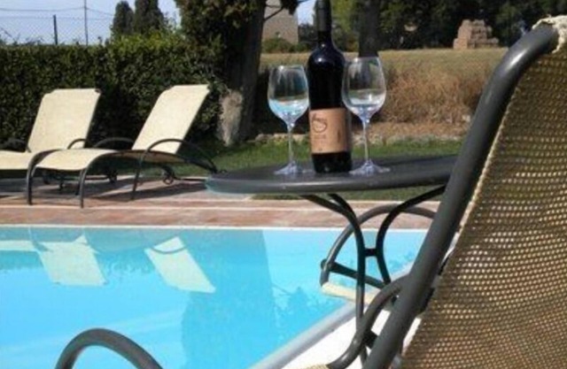 Beautiful apartment in villa for 2 guests with pool, TV, patio, pets allowed and parking