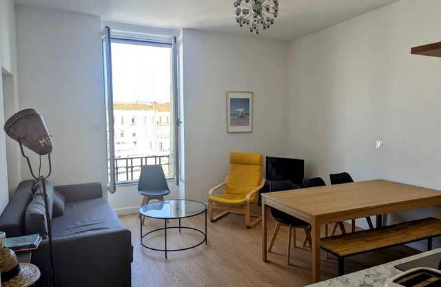 Beautiful air-conditioned 3-room apartment ideally located in the city center Canal view