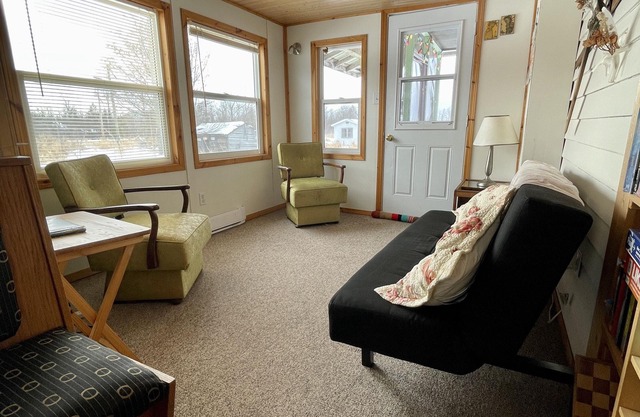 Beautiful all-season cabin in a peaceful, phenomenal location at a great price