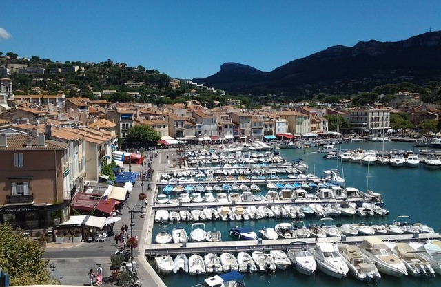 Beautiful and bright apartment with lovely view of Cassis Bay and feet in water