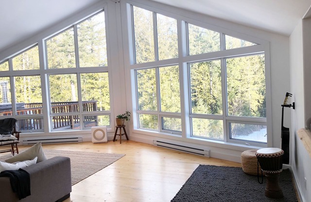 Beautiful and bright 4 bdrm chalet. Extreme comfort surrounded by nature’s best!