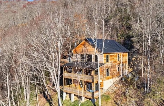 Beautiful and relaxing mountain log cabin with stunning views