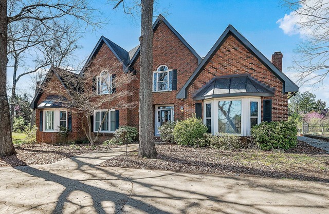 Beautiful and Serene 5BR Oasis with Private Pond